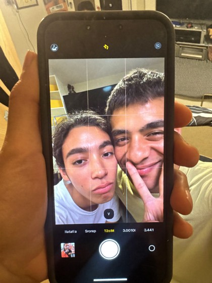 Dos amigos haciendo caras en la pantalla del telefono que los graba
