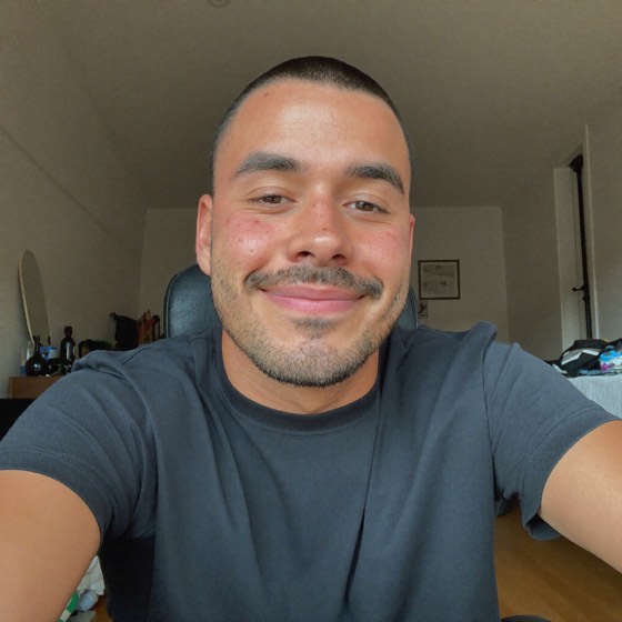 Creador guinando el ojo en un selfie desde su cuarto