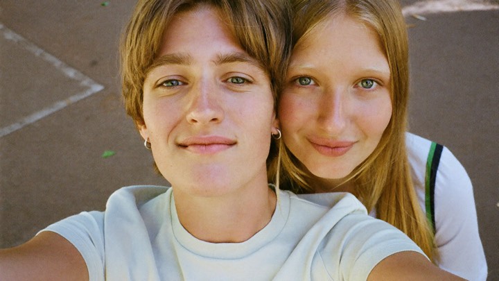 Dos amigas tomandose un selfie juntas en la calle